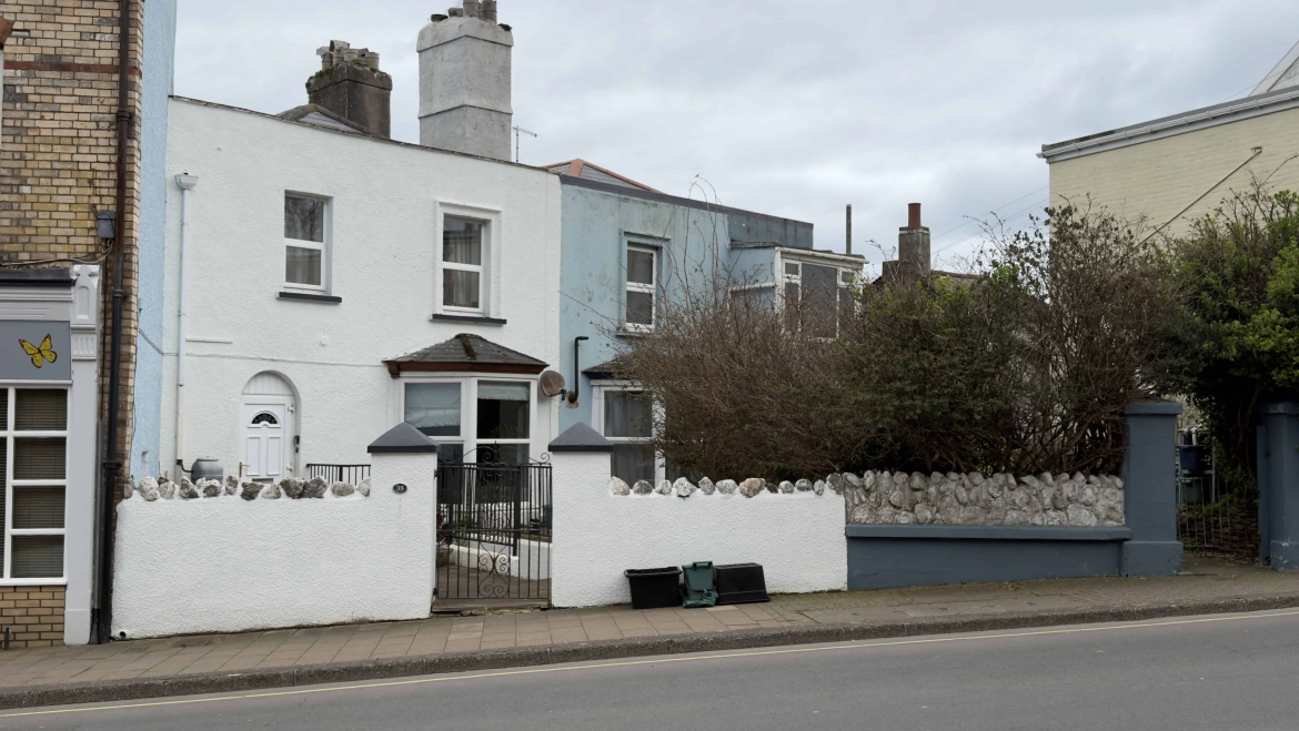 2 Bedroom Flat with Sea Views