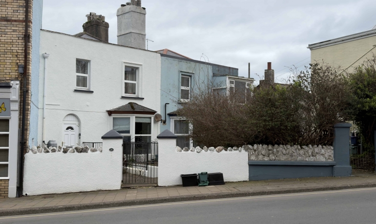 2 Bedroom Flat with Sea Views